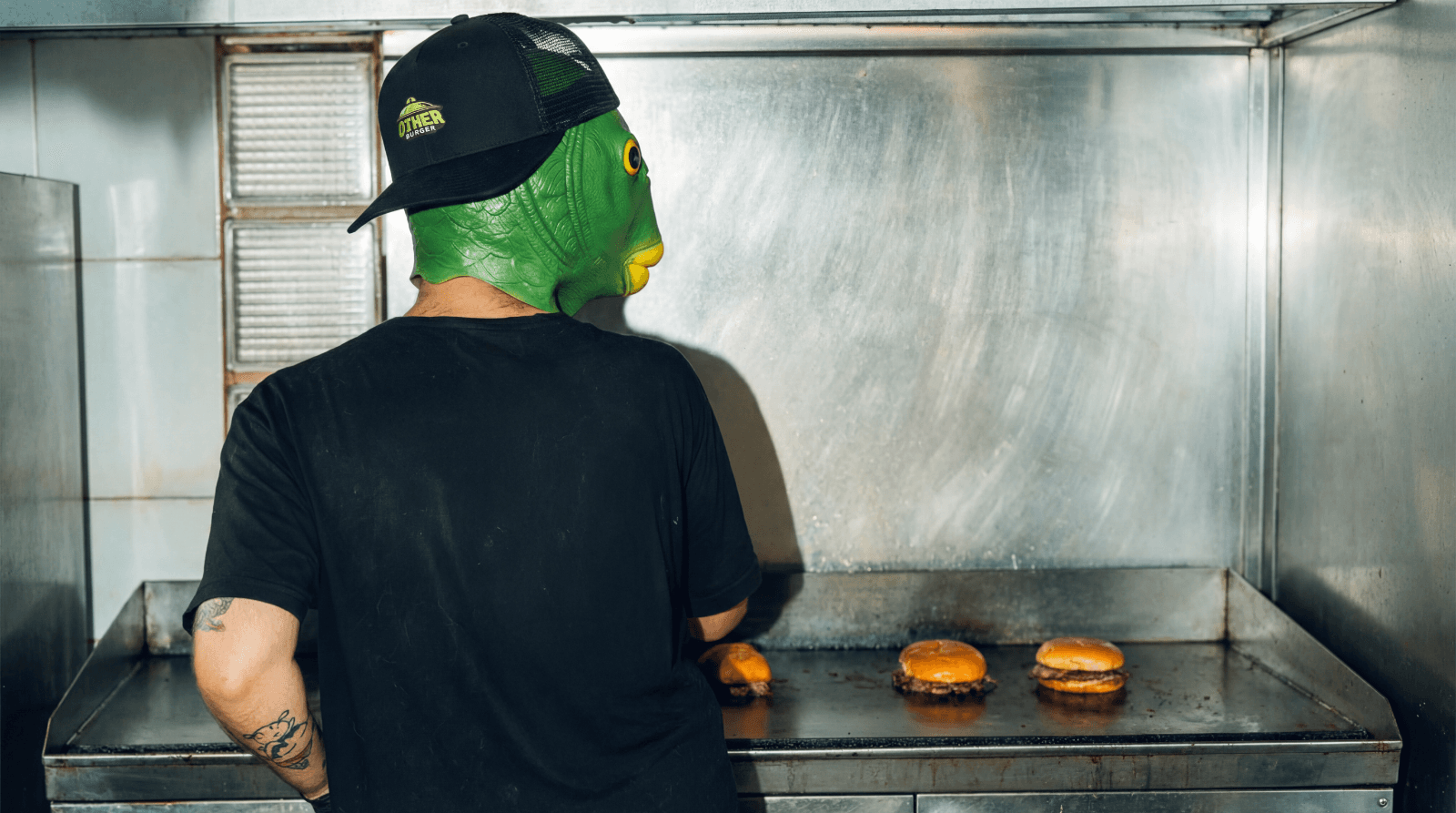Cozinheiro com mascara alienigena na chapa